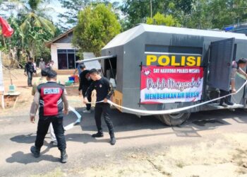 Polisi Mesuji Bagi-Bagi Air Bersih di Simpang Pematang