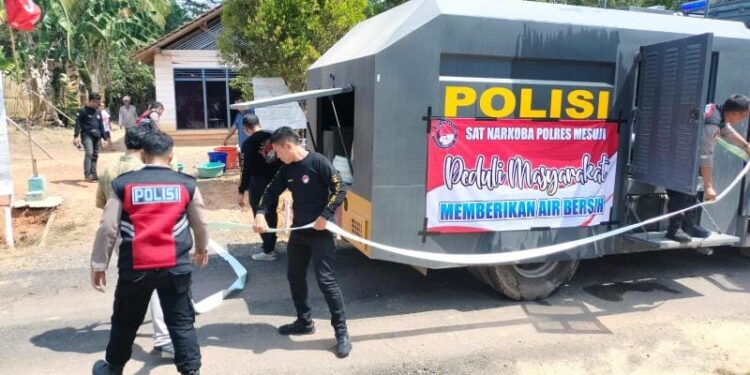Polisi Mesuji Bagi-Bagi Air Bersih di Simpang Pematang