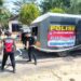 Polisi Mesuji Bagi-Bagi Air Bersih di Simpang Pematang