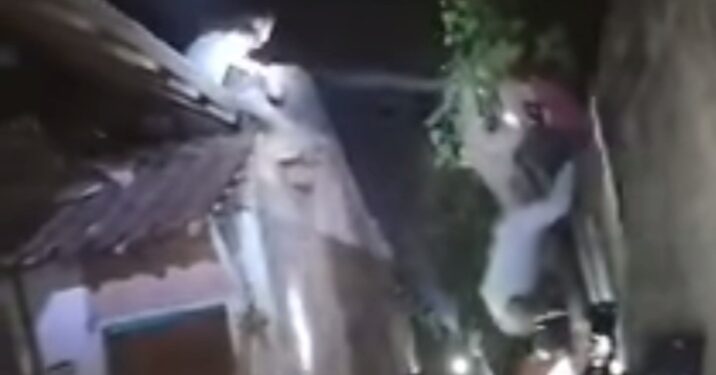 Pencuri Motor Naik Atas Rumah Saat Dikejar Polisi dan Warga