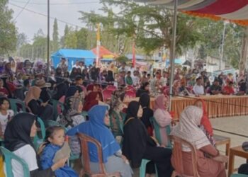 Emak-Emak Ikut Lomba Empuk Jeru di HUT Desa Mukti Jaya