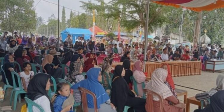 Emak-Emak Ikut Lomba Empuk Jeru di HUT Desa Mukti Jaya