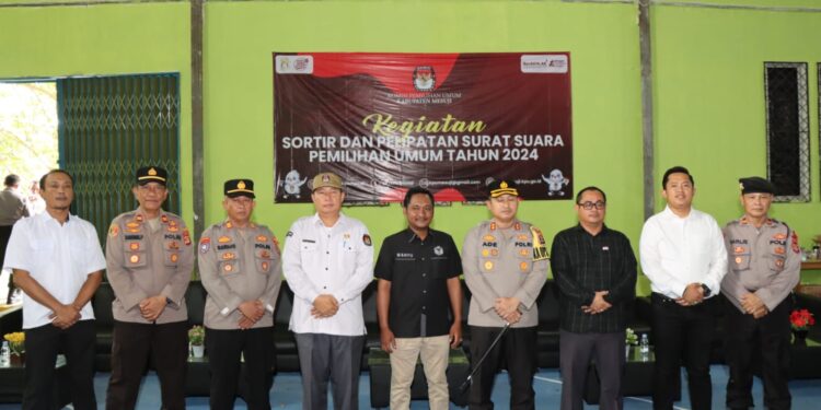 Penyortiran dan Pelipatan Surat Suara Pemilu 2024 Mesuji di Monitoring Polisi