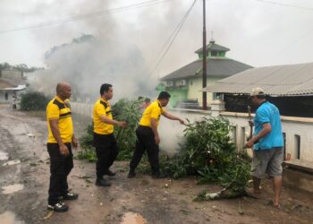 Polisi dan Masyarakat Desa Mukti Jaya Kolaborasi Bersihkan Lingkungan