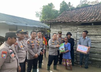 Kapolres Bagi-Bagi Bantuan di Lokasi Banjir Mesuji