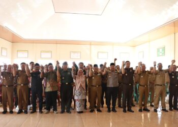 Kapolres Mesuji Menghadiri Rapat Koordinasi Desk, Doa Bersama Lintas Agama Dalam Rangka Pemilu 2024 dan Penandatanganan Pakta Integritas Pemilu Damai Kepala Desa Se Kabupaten Mesuji