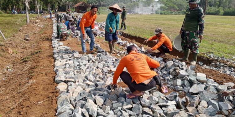 Puluhan Personel Kodim 0411/KM dan Warga Berpeluh Ria Susun Batu di Pra TMMD ke-119