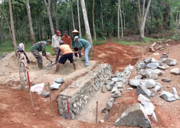 Menengok Tradisi Gotong Royong Warga Gunung Haji di Pra TMMD Kodim 0411/KM