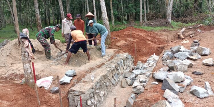 Menengok Tradisi Gotong Royong Warga Gunung Haji di Pra TMMD Kodim 0411/KM