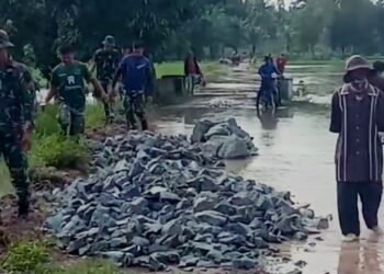 Semangat Pantang Surut Satgas TMMD 119 Kodim 0411/KM Melawan Cuaca Ekstrim