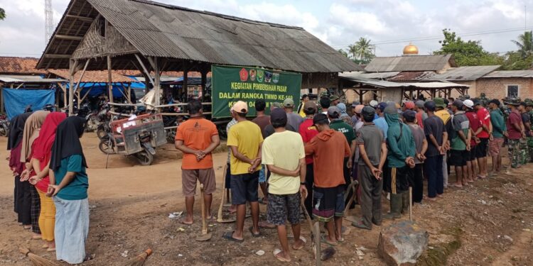 Satgas TMMD ke-119 Kodim 0411/KM dan Warga Sikat Bersih Limbah Pasar Tradisional Mojokerto