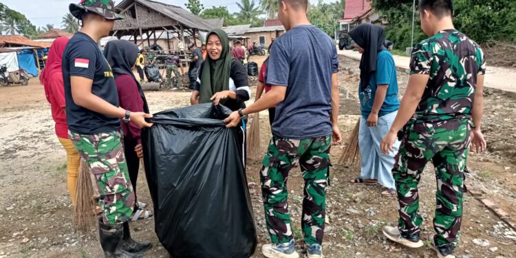 Satgas TMMD ke-119 Kodim 0411/KM dan Warga Sikat Bersih Limbah Pasar Tradisional Mojokerto