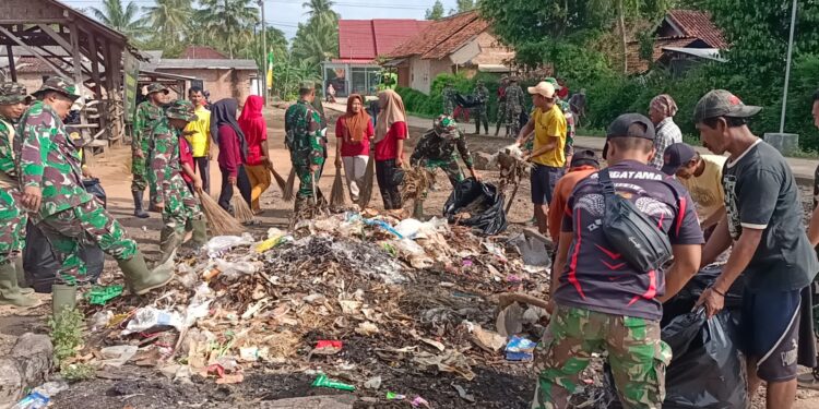 Satgas TMMD ke-119 Kodim 0411/KM dan Warga Sikat Bersih Limbah Pasar Tradisional Mojokerto