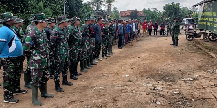 Satgas TMMD ke-119 Kodim 0411/KM dan Warga Sikat Bersih Limbah Pasar Tradisional Mojokerto