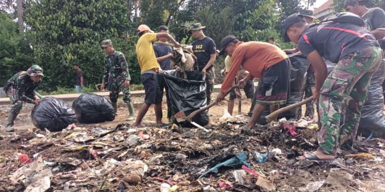 Satgas TMMD ke-119 Kodim 0411/KM dan Warga Sikat Bersih Limbah Pasar Tradisional Mojokerto
