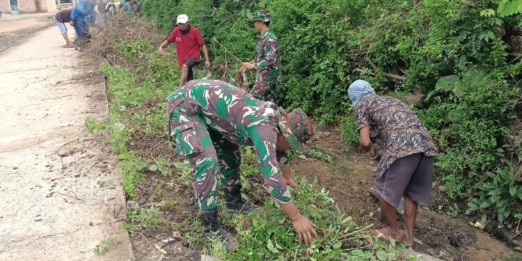 Satgas TMMD ke-119 Kodim 0411/KM dan Warga Sikat Bersih Limbah Pasar Tradisional Mojokerto