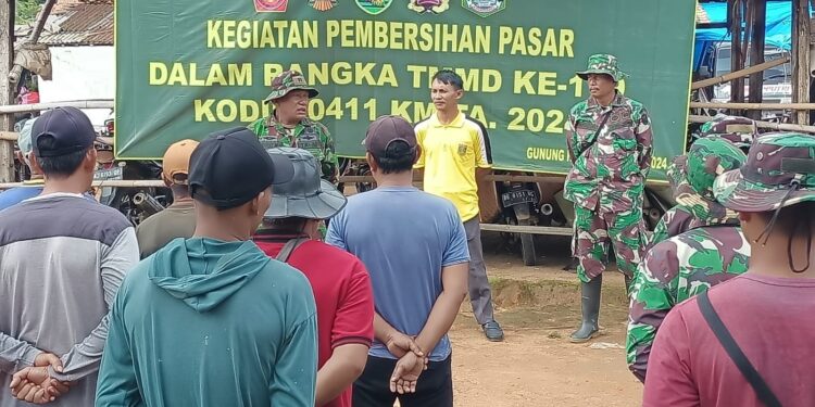 Satgas TMMD ke-119 Kodim 0411/KM dan Warga Sikat Bersih Limbah Pasar Tradisional Mojokerto