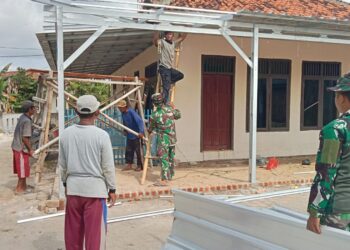 Trik Jitu Satgas TMMD 119 Kodim 0411/KM Saat Rehab Mushola di Musim Penghujan