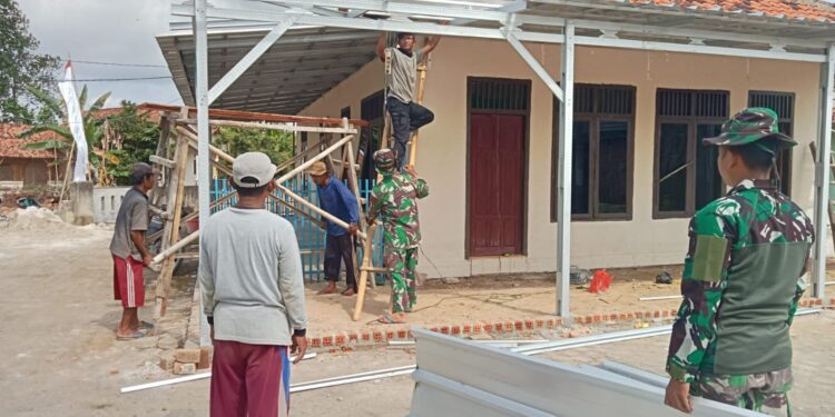 Trik Jitu Satgas TMMD 119 Kodim 0411/KM Saat Rehab Mushola di Musim Penghujan