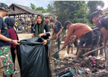 Satgas TMMD ke-119 Kodim 0411/KM dan Warga Sikat Bersih Limbah Pasar Tradisional Mojokerto