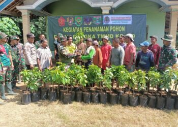 Jum’at Berkah Satgas TMMD ke-119 Kodim 0411/KM : Sudah Bagi Sembako, Tanam Pohon Juga