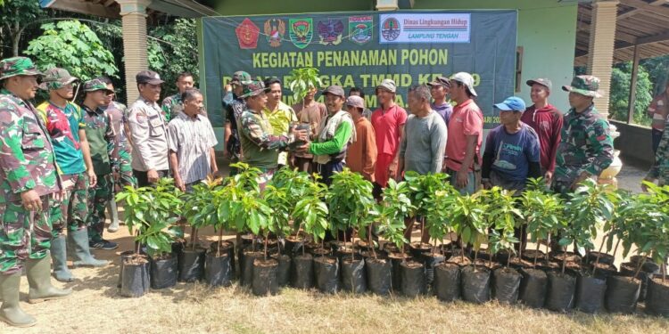 Jum’at Berkah Satgas TMMD ke-119 Kodim 0411/KM : Sudah Bagi Sembako, Tanam Pohon Juga