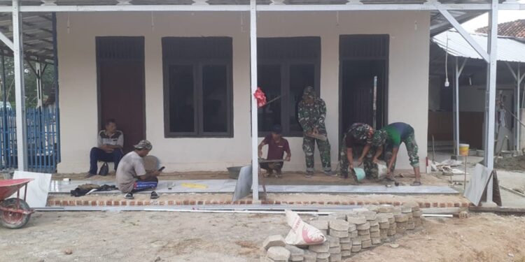 Satgas TMMD ke 119 Kodim 0411/KM Mulai Pasang Keramik Lantai Teras Mushola Al-Ikhlas