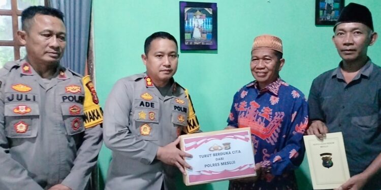 Takziah di Rumah Duka RA, Kapolres Mesuji Sampaikan Belasungkawa
