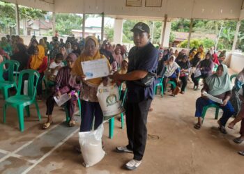 Balai Desa Tanjung Menang di Padati Warga Antre Beras Bantuan Bulog