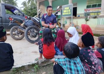 Lettu Inf Sukamto Motivasi Puasa Anak-Anak Kampung Gunung Haji Dengan Kisah Hikmah