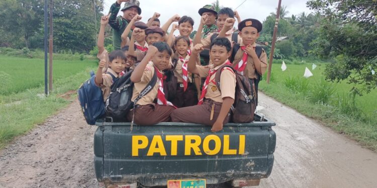 TMMD 119 Kodim 0411/KM, Mobil Patroli Juga Antar Anak-Anak Sekolah