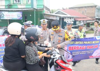 Ops Keselamatan Krakatau Polres Mesuji : Jajanan Pedagang di Borong, Pengemudi Kendaraan Dibagi Takjil