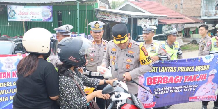 Ops Keselamatan Krakatau Polres Mesuji : Jajanan Pedagang di Borong, Pengemudi Kendaraan Dibagi Takjil