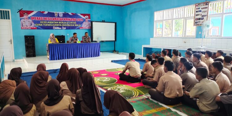 Satlantas Polres Mesuji Beri Edukasi Pelajar SMA Negeri 1 Tanjung Raya Adab Berlalu Lintas
