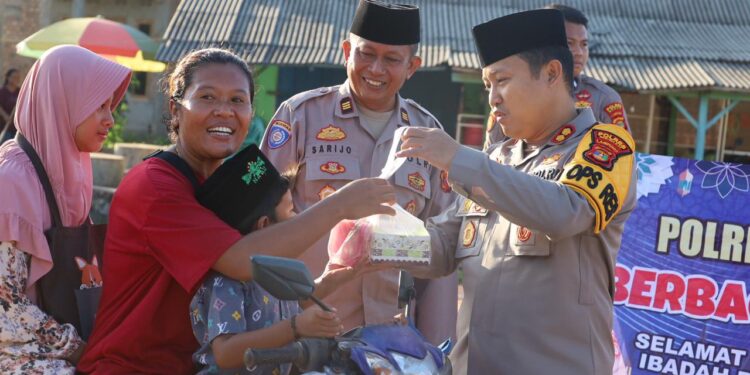 Kapolres Mesuji Bagi-Bagi Takjil di Way Serdang