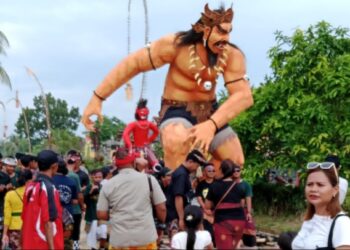 Umat Hindu Desa Gedung Ram, Ramai-Ramai Mengarak Ogoh-Ogoh
