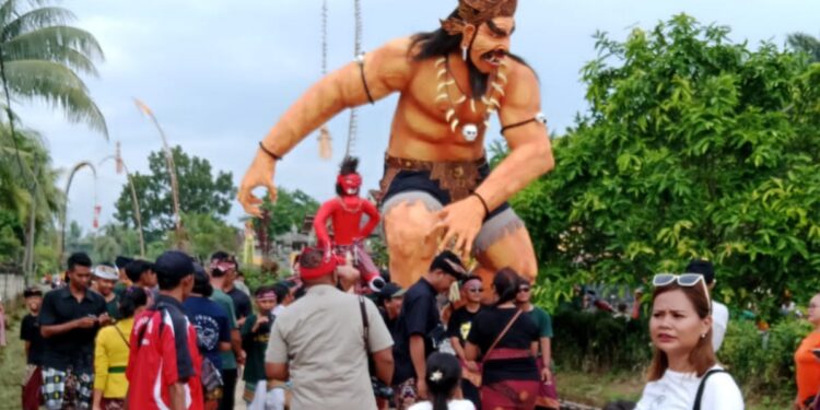 Umat Hindu Desa Gedung Ram, Ramai-Ramai Mengarak Ogoh-Ogoh