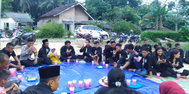 PSHT dan Polsek Tanjung Raya Bagi-Bagi Takjil