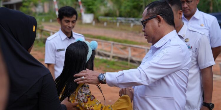 Korban Rumah Terbakar di Desa Fajar Asri Disantuni Bupati