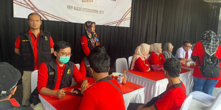 Polda Lampung Beri Layanan Kesehatan Gratis dan Pasar Murah Saat Peringatan Hari Buruh