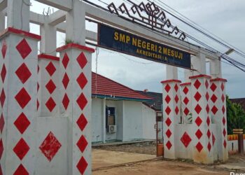 Uang Komite SMP Negeri 2 Mesuji : Sudah Bayar Lunas, Paving Gagal Dibuat, Bendaharanya Minggat