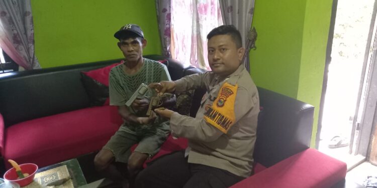 2 Senpi Rakitan Diserkahkan Warga ke Personel Polsek Tanjung Raya