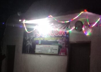 Emak-Emak Paksa Tutup Karaoke Pijak di Sekampung