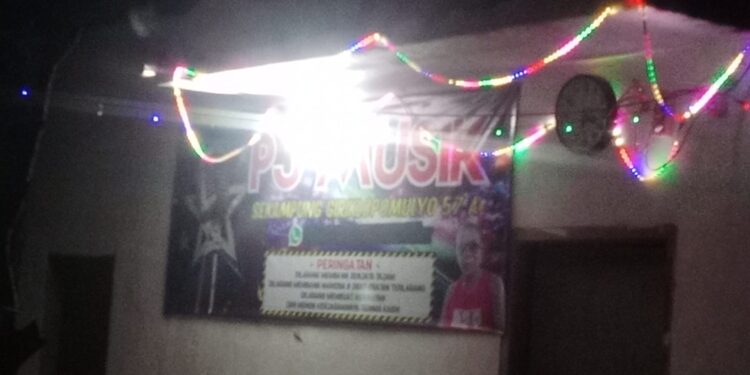 Emak-Emak Paksa Tutup Karaoke Pijak di Sekampung