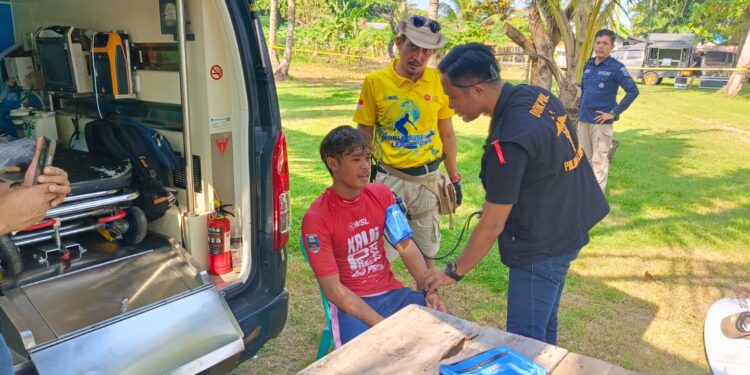 Subsatgas Dokkes Polda Lampung Berikan Fasilitas Layanan Kesehatan Atlet WSL Krui Pro 2024