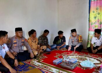 Kapolres Mesuji Beri Tali Asih Keluarga Siswi Koban Pembunuhan