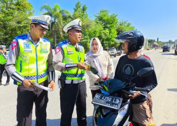 Apresiasi Pengendara Patuh Lalu Lintas Dengan Memberi Bendera di Mesuji