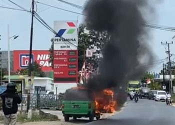 Api Membara di Metro Kibang: Mobil Kijang Terbakar di Depan Kantor Kecamatan