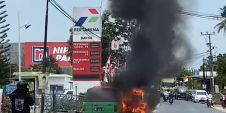 Api Membara di Metro Kibang: Mobil Kijang Terbakar di Depan Kantor Kecamatan