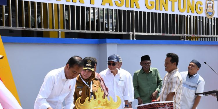 Resmikan Pasar Pasir Gintung di Lampung, Jokowi : Keramaian Pasar Tanda Perekonomian Berjalan